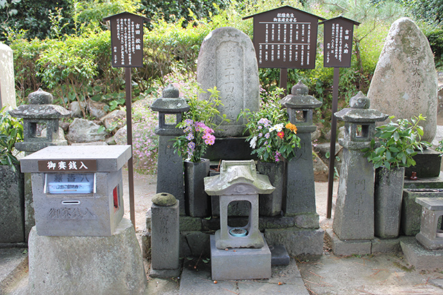 画像：吉田家や門下生らの墓