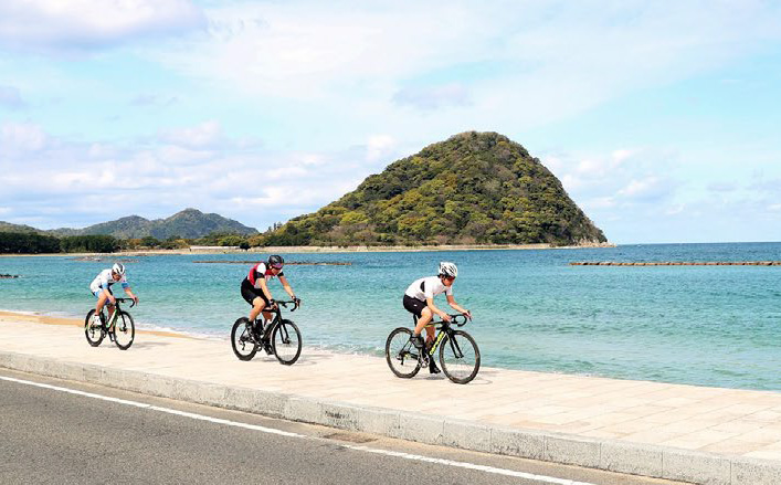 画像：海岸を走るサイクリスト