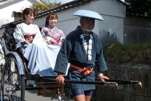 画像：人力車を楽しむ女性